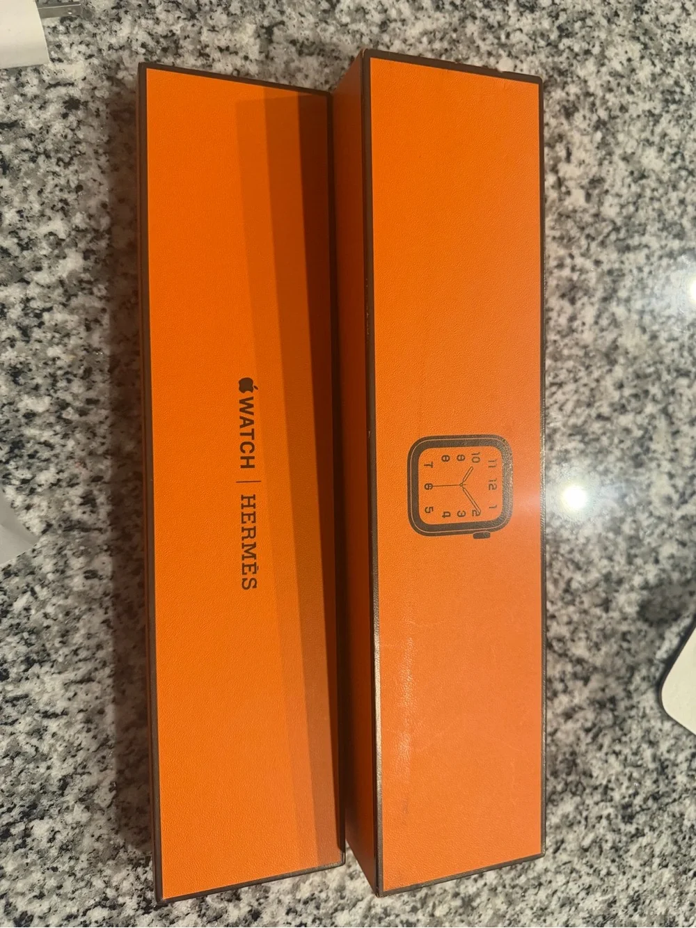 Her mès Apple Watch with Tour and Signature Bands with Boxes